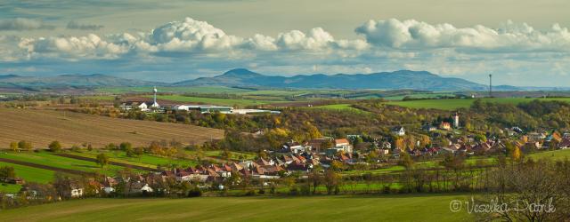 21 Panoráma obce a v pozadí Nitra