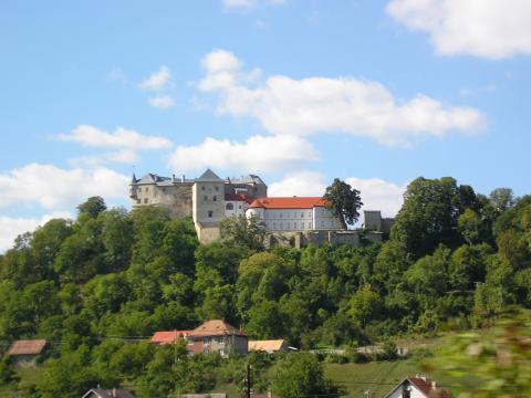 20 Hrad pri pohľade od cesty 