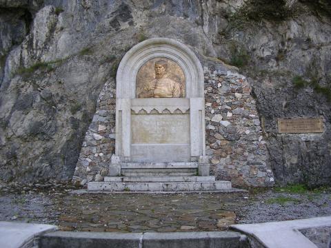 1. Pomník J. Dekréta pod bralom  Foto: Mgr. V. Líška