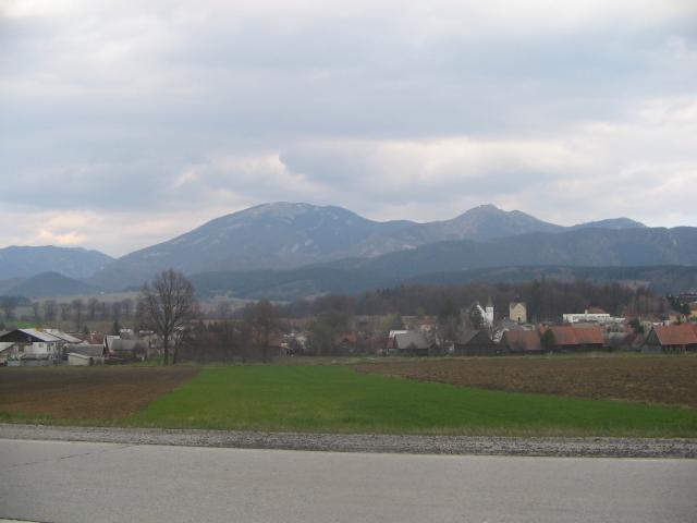 04 Mošovce - v pozadí Veľká Fatra 