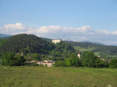 31 Pohľad na obec s masívom Nízkych tatier