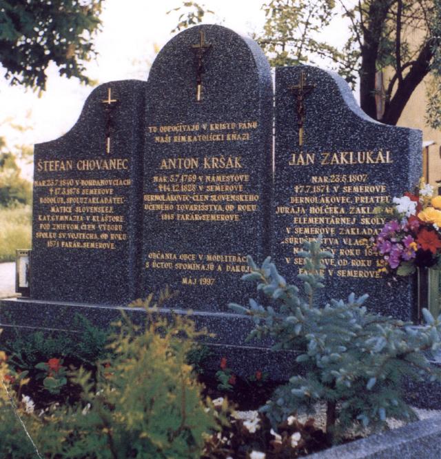 08 Náhrobný kameň kňazov buditeľov