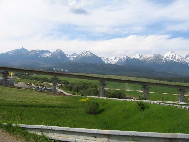 08 Novovybudovaný diaľničný most s výhľadom na Tatry