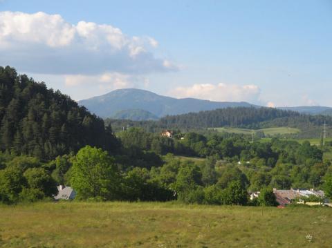 28 Pohľad na obec, v pozadí majestátna Prašivá