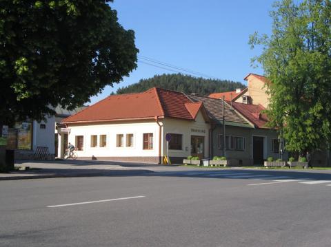 13 V obci na námestí