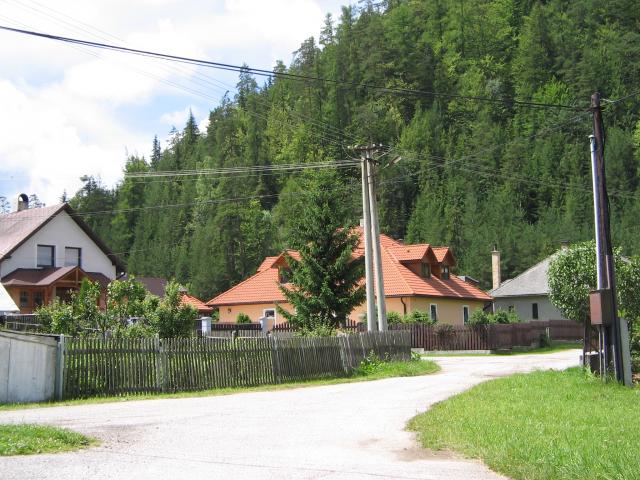 15 Zlatno - rodinné domy