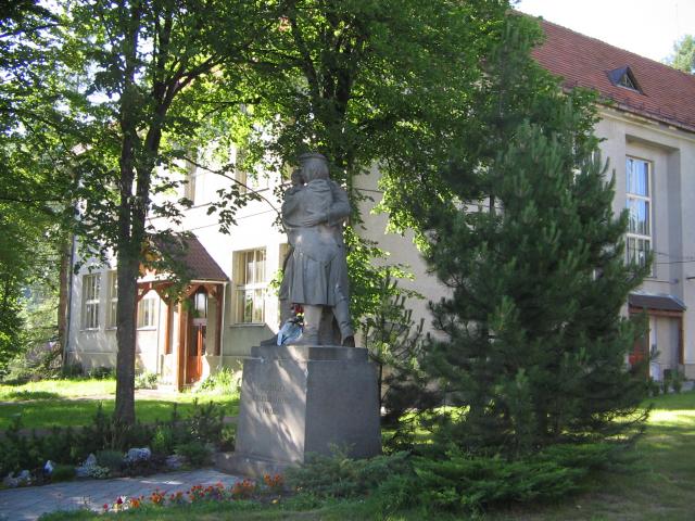 13 Pamätník SNP a škola