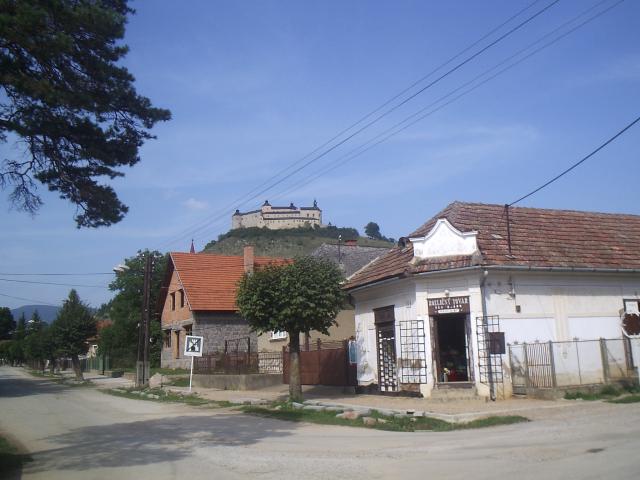05 V pozadí hrad Krásna hôrka
