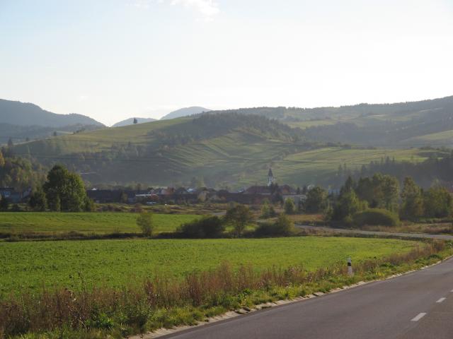 03 Pohľad na obec z cesty na Oravice