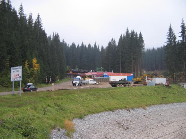 29 Biela Púť, vzadu Apartmány Jasná