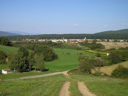 10 Pohľad na obec v popredí strelnica