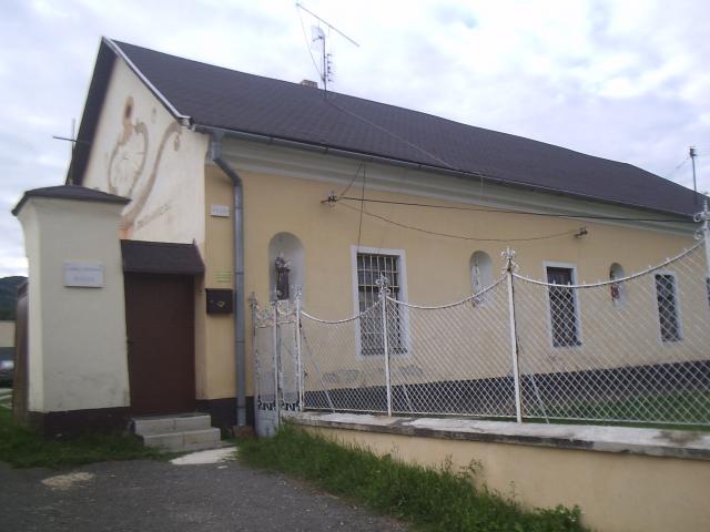 04 Budova fary so slnečnými hodinami