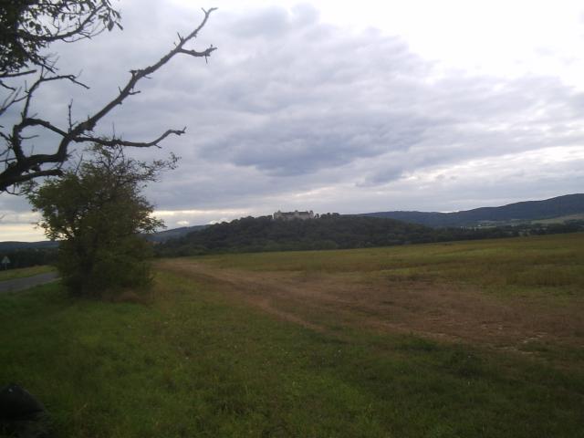 02 V pozadí Haličský zámok