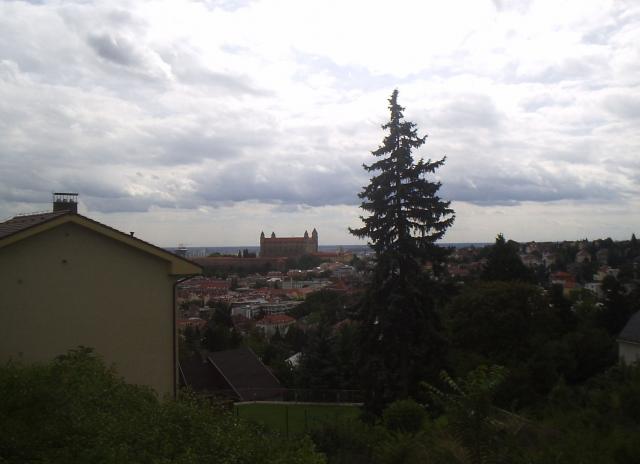 01 V pozadí Bratislavský hrad