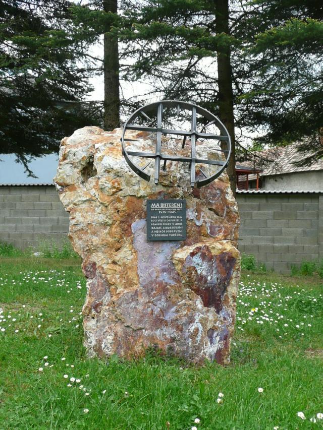 10 Na pamiatku rómskych obetí 1939-1945