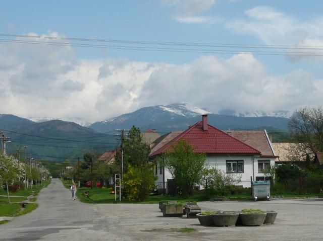 03 Námestie - v pozadí Nízke Tatry
