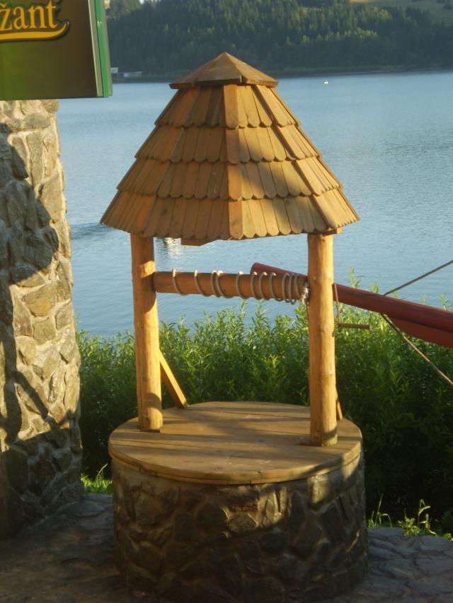 16 Drevená studňa