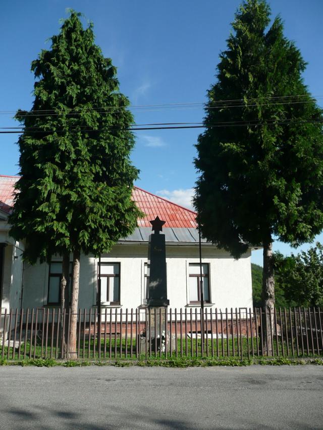 13 Pomník