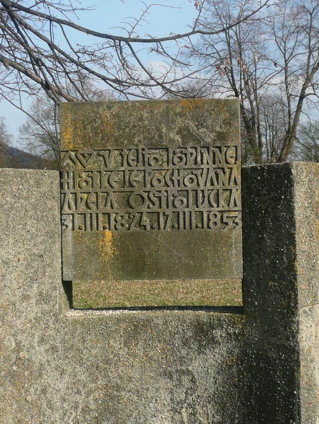 18 Náhrobný kameň Adely Ostrolúckej