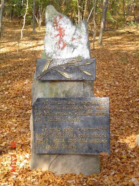 05 Pamätník za obcou v lese z 2. sv. vojny, venovaný siedmym padlým talianskym vojakom, ktorí boli popravení v roku 1944 na danom mieste nemeckými fašistami