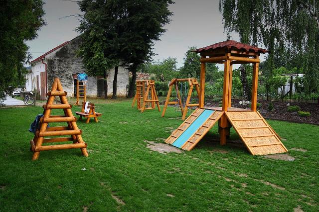 03 Detské ihrisko a v pozadí starý mlyn