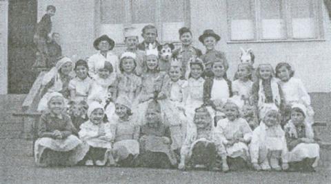 19 Divadelníci a žiaci po karnevale r.1958