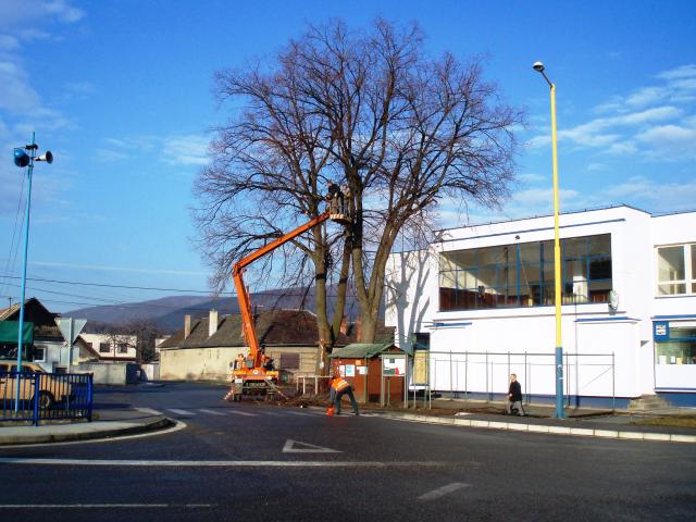 01 Budova Jednoty-úprava zelene v roku 2005