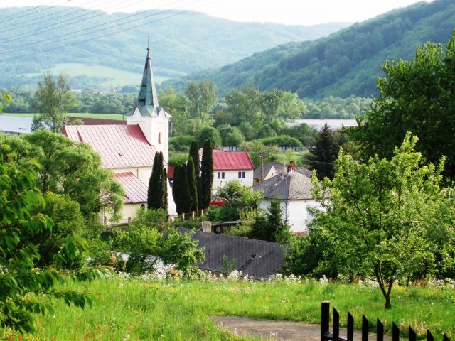 02 Pohľad na kostol z cintorína