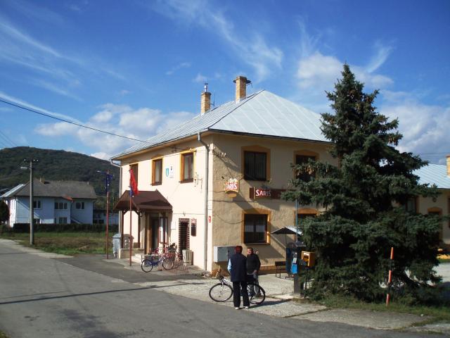 10 Pohľad z hlavnej cesty na Obecný úrad v Breznici