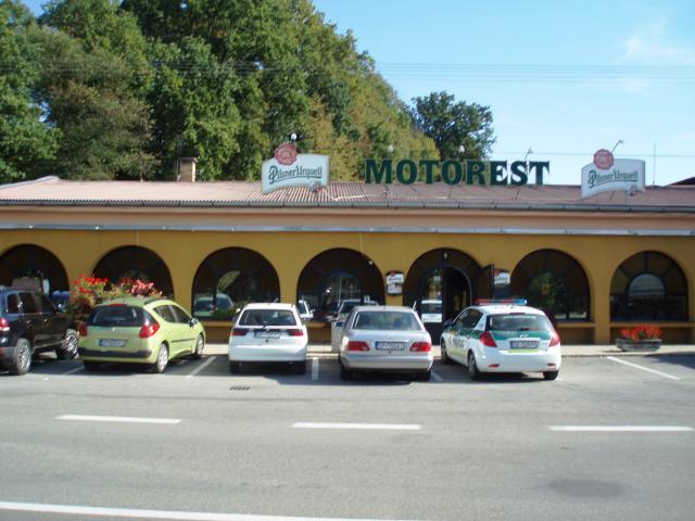 12 Pohľad na Motorest, krčmu a obchod s potravinami pri zastávke SAD