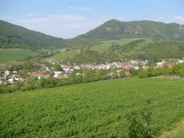 09 V pozadí chatová osada