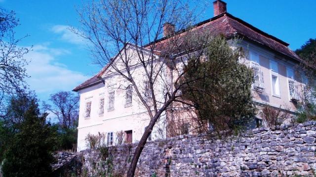 02 Národná kultúrna pamiatka kaštieľ s lesoparkom a jazerom 1805