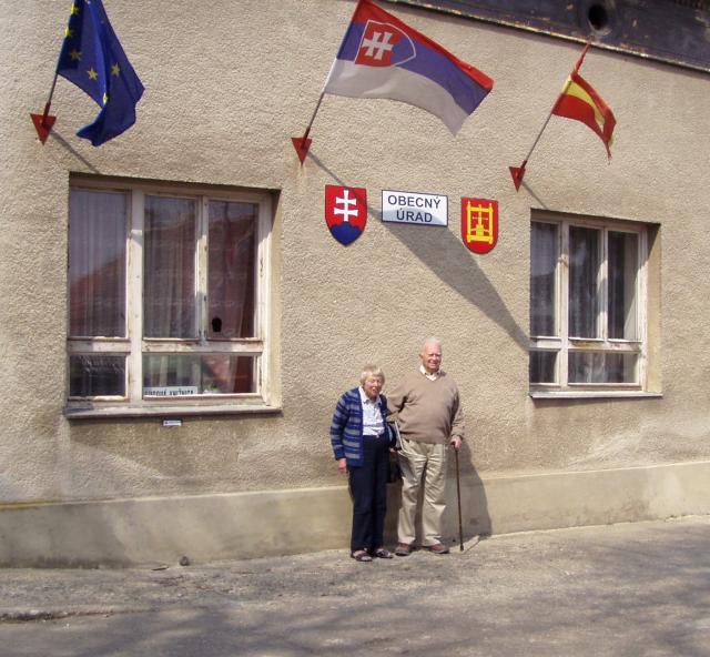 03 Joan a Matej Schwitzer (vnuk veľkostatkára Šimona Schwitzera + 1938 Tepličky) z Londýna na návšteve v obci pred obecným úradom bývalou kúriou