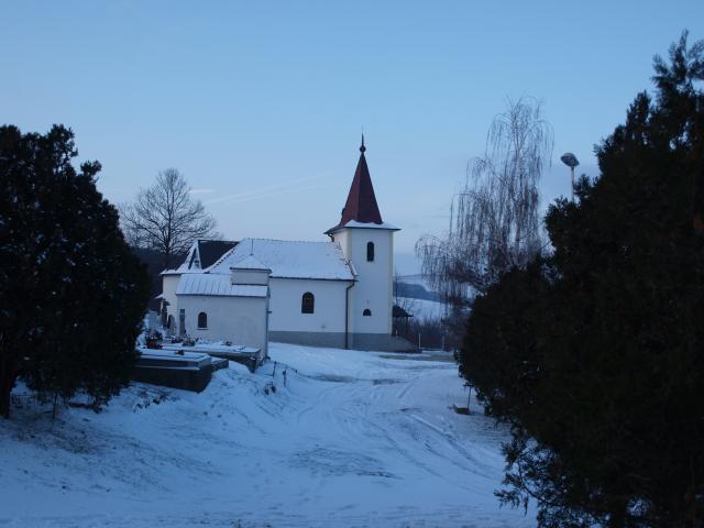 05 Miestny cintorín v zime 2010 a v popredí hrobka veľkostatkára Šimona Schwitzer