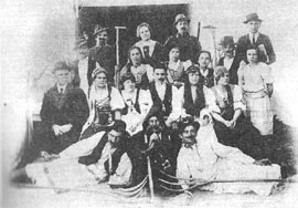 Učiteľ Ján Weis s divadelníkmi